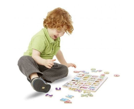 Развивающая игрушка Melissa&Doug Деревянная рамка-вкладыш Английский алфавит (MD23272), изображение 4 Развивающая игрушка Melissa&Doug Деревянная рамка-вкладыш Английский алфавит (MD23272), изображение 4