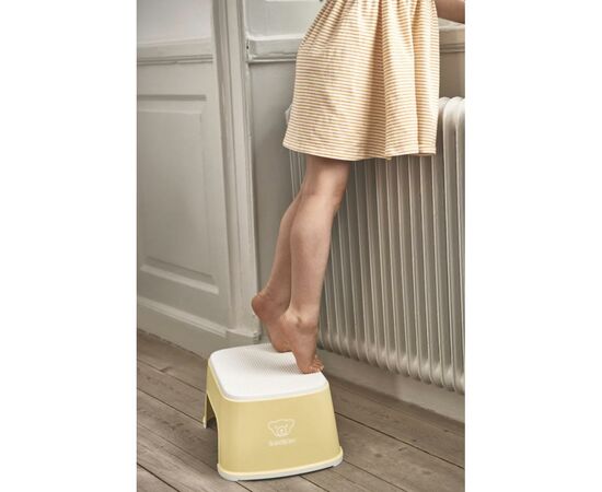 Подставка детская Baby Bjorn Step Stool желтая (61266), изображение 2 Подставка детская Baby Bjorn Step Stool желтая (61266), изображение 2