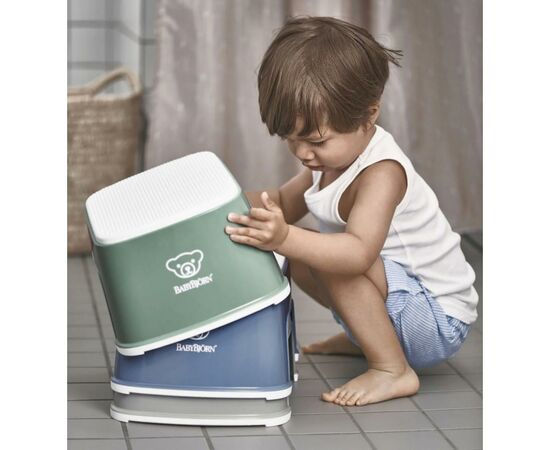Подставка детская Baby Bjorn Step Stool темно-зеленая (61268), изображение 2 Подставка детская Baby Bjorn Step Stool темно-зеленая (61268), изображение 2