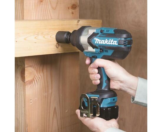 Гайковерт Makita DTW1002RTJ аккумуляторный с ударом (DTW1002RTJ), изображение 4 Гайковерт Makita DTW1002RTJ аккумуляторный с ударом (DTW1002RTJ), изображение 4