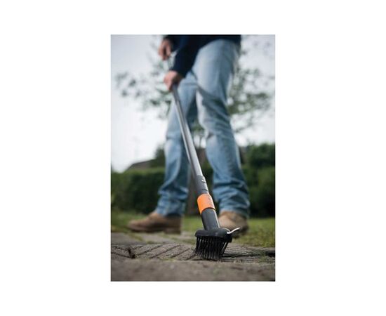 Щетка для уборки Fiskars QuikFit для брусчатки (1000657), изображение 4 Щетка для уборки Fiskars QuikFit для брусчатки (1000657), изображение 4