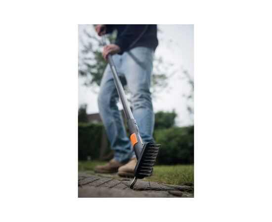 Щетка для уборки Fiskars QuikFit для брусчатки (1000657), изображение 5 Щетка для уборки Fiskars QuikFit для брусчатки (1000657), изображение 5