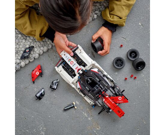 Конструктор LEGO Technic Formula E Porsche 99X Electric 422 деталі (42137), зображення 7 Конструктор LEGO Technic Formula E Porsche 99X Electric 422 деталі (42137), зображення 7