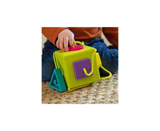 Развивающая игрушка Fat Brain Toys Сортер-прорезыватель тактильный OombeeCube (F120ML), изображение 4 Развивающая игрушка Fat Brain Toys Сортер-прорезыватель тактильный OombeeCube (F120ML), изображение 4