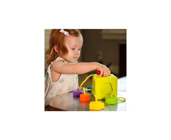Развивающая игрушка Fat Brain Toys Сортер-прорезыватель тактильный OombeeCube (F120ML), изображение 5 Развивающая игрушка Fat Brain Toys Сортер-прорезыватель тактильный OombeeCube (F120ML), изображение 5