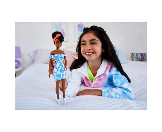 Кукла Barbie Модница в платье под джинс (HBV17), изображение 4 Кукла Barbie Модница в платье под джинс (HBV17), изображение 4