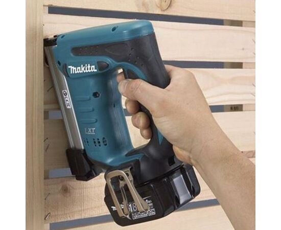 Степлер строительный Makita LXT, 18В (без АКБ и БП) (DST221Z), изображение 3 Степлер строительный Makita LXT, 18В (без АКБ и БП) (DST221Z), изображение 3