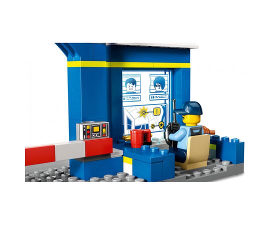 Конструктор LEGO City Переслідування на поліцейській дільниці 172 деталей (60370), зображення 7 Конструктор LEGO City Переслідування на поліцейській дільниці 172 деталей (60370), зображення 7