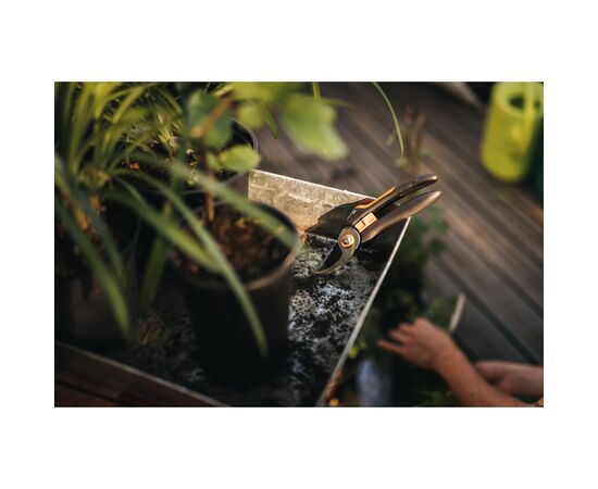 Секатор Fiskars Solid P 321, 26 см, 181гр (1057162), изображение 3 Секатор Fiskars Solid P 321, 26 см, 181гр (1057162), изображение 3