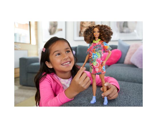 Кукла Barbie Модница в ярком платье-футболке (HJT00), изображение 4 Кукла Barbie Модница в ярком платье-футболке (HJT00), изображение 4