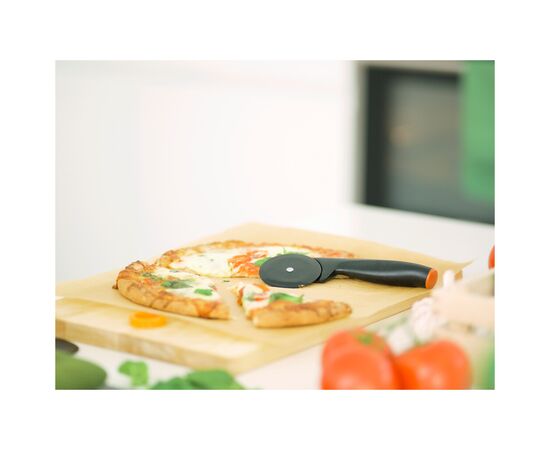 Кухонный нож Fiskars Form Pizza (1019533), изображение 2 Кухонный нож Fiskars Form Pizza (1019533), изображение 2