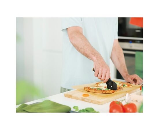 Кухонный нож Fiskars Form Pizza (1019533), изображение 3 Кухонный нож Fiskars Form Pizza (1019533), изображение 3