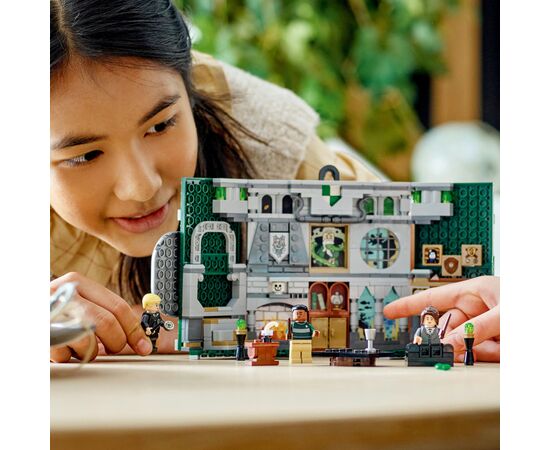 Конструктор LEGO Harry Potter Флаг общежития Слизерин 349 деталей (76410), изображение 6 Конструктор LEGO Harry Potter Флаг общежития Слизерин 349 деталей (76410), изображение 6