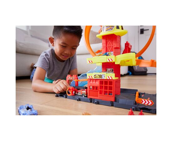 Автотрек Hot Wheels Супер петля с пожарной станцией (HKX41), изображение 3 Автотрек Hot Wheels Супер петля с пожарной станцией (HKX41), изображение 3