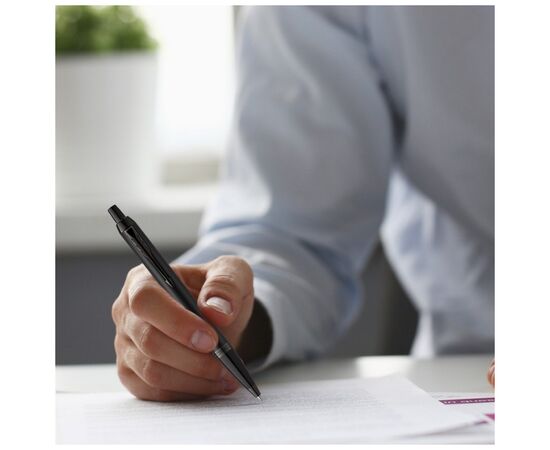 Ручка шариковая Parker IM 17 UKRAINE Achromatic Black BT BP Трезубец (22932_TR), изображение 4 Ручка шариковая Parker IM 17 UKRAINE Achromatic Black BT BP Трезубец (22932_TR), изображение 4