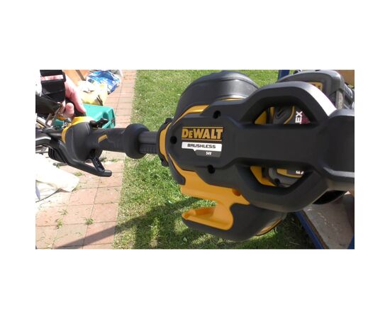 Триммер садовый DeWALT 54 В, 3Ah, леска 2 мм, 38 см, нож (DCM571X1), изображение 6 Триммер садовый DeWALT 54 В, 3Ah, леска 2 мм, 38 см, нож (DCM571X1), изображение 6