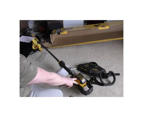 Триммер садовый DeWALT 54 В, 3Ah, леска 2 мм, 38 см, нож (DCM571X1), изображение 7 Триммер садовый DeWALT 54 В, 3Ah, леска 2 мм, 38 см, нож (DCM571X1), изображение 7