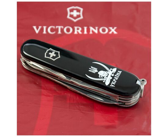 Нож Victorinox Huntsman Ukraine Black "Козак з Шаблями" (1.3713.3_T1110u), изображение 2 Нож Victorinox Huntsman Ukraine Black "Козак з Шаблями" (1.3713.3_T1110u), изображение 2