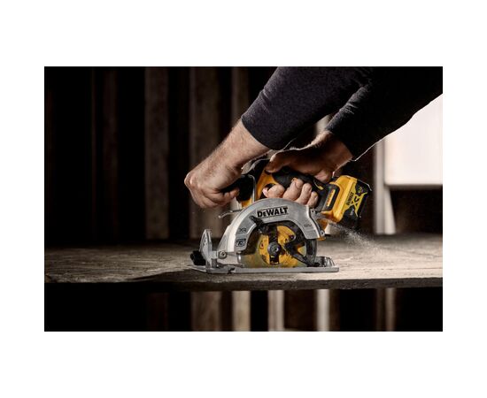 Дисковая пила DeWALT 12В XR Li-lon, бесщёточная, диск 140х20 мм, 2.2 кг (без АКБ и ЗУ) (DCS512N), изображение 3 Дисковая пила DeWALT 12В XR Li-lon, бесщёточная, диск 140х20 мм, 2.2 кг (без АКБ и ЗУ) (DCS512N), изображение 3