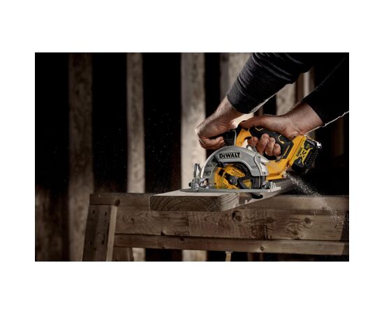 Дисковая пила DeWALT 12В XR Li-lon, бесщёточная, диск 140х20 мм, 2.2 кг (без АКБ и ЗУ) (DCS512N), изображение 4 Дисковая пила DeWALT 12В XR Li-lon, бесщёточная, диск 140х20 мм, 2.2 кг (без АКБ и ЗУ) (DCS512N), изображение 4