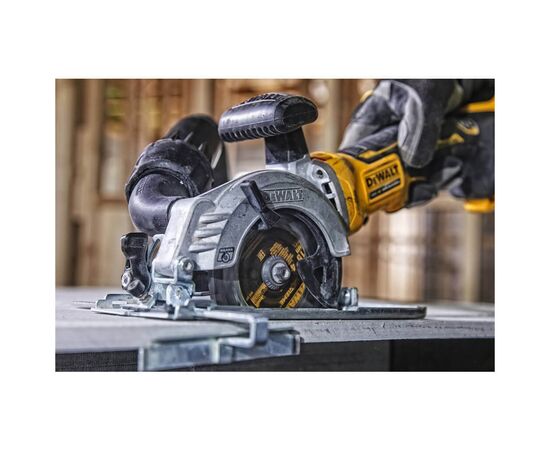 Дисковая пила DeWALT 18В XR Li-Ion, бесщёточная, диск 115х9.5 мм, 2.5 кг, 2x5Ah, кейс TSTAK (DCS571P2), изображение 8 Дисковая пила DeWALT 18В XR Li-Ion, бесщёточная, диск 115х9.5 мм, 2.5 кг, 2x5Ah, кейс TSTAK (DCS571P2), изображение 8
