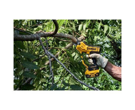 Секатор DeWALT аккумуляторный 18В XR Li-lon, диам. веток 38 мм, вес 3.9 кг (без АКБ и ЗУ) (DCMPP568N), изображение 7 Секатор DeWALT аккумуляторный 18В XR Li-lon, диам. веток 38 мм, вес 3.9 кг (без АКБ и ЗУ) (DCMPP568N), изображение 7
