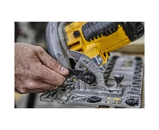 Дисковая пила DeWALT 1600 Вт, диск 190х30 мм, 4.0 кг, кейс (DWE576K), изображение 2 Дисковая пила DeWALT 1600 Вт, диск 190х30 мм, 4.0 кг, кейс (DWE576K), изображение 2