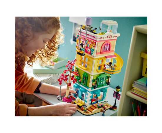 Конструктор LEGO Friends Хартлейк-Сити. Общественный центр 1513 деталей (41748), изображение 10 Конструктор LEGO Friends Хартлейк-Сити. Общественный центр 1513 деталей (41748), изображение 10
