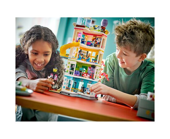 Конструктор LEGO Friends Хартлейк-Сити. Общественный центр 1513 деталей (41748), изображение 11 Конструктор LEGO Friends Хартлейк-Сити. Общественный центр 1513 деталей (41748), изображение 11