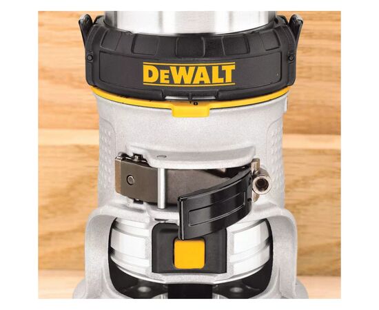 Фрезер DeWALT 900 Вт, 16000 - 27000 об/мин, цанга 8 мм, 4.4 кг (D26200), изображение 6 Фрезер DeWALT 900 Вт, 16000 - 27000 об/мин, цанга 8 мм, 4.4 кг (D26200), изображение 6