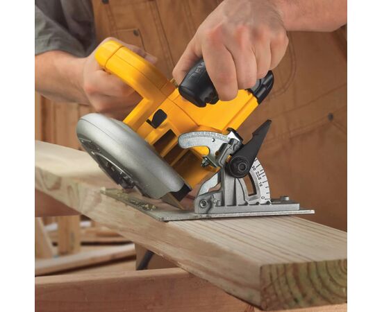 Дисковая пила DeWALT 1600 Вт, диск 190х30 мм, 4.0 кг, кейс (DWE575K), изображение 3 Дисковая пила DeWALT 1600 Вт, диск 190х30 мм, 4.0 кг, кейс (DWE575K), изображение 3
