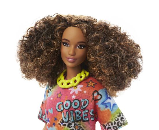 Кукла Barbie Fashionistas в ярком платье-футболке (HPF77), изображение 4 Кукла Barbie Fashionistas в ярком платье-футболке (HPF77), изображение 4
