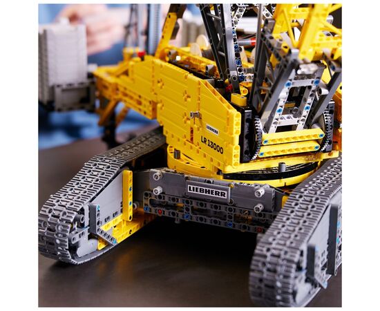 Конструктор LEGO Technic Гусеничний підйомний кран Liebherr LR 13000 2883 деталі (42146), зображення 6 Конструктор LEGO Technic Гусеничний підйомний кран Liebherr LR 13000 2883 деталі (42146), зображення 6