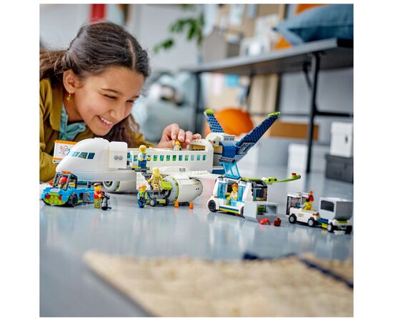 Конструктор LEGO City Пассажирский самолет 913 деталей (60367), изображение 3 Конструктор LEGO City Пассажирский самолет 913 деталей (60367), изображение 3