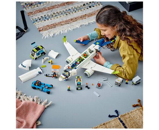 Конструктор LEGO City Пассажирский самолет 913 деталей (60367), изображение 4 Конструктор LEGO City Пассажирский самолет 913 деталей (60367), изображение 4