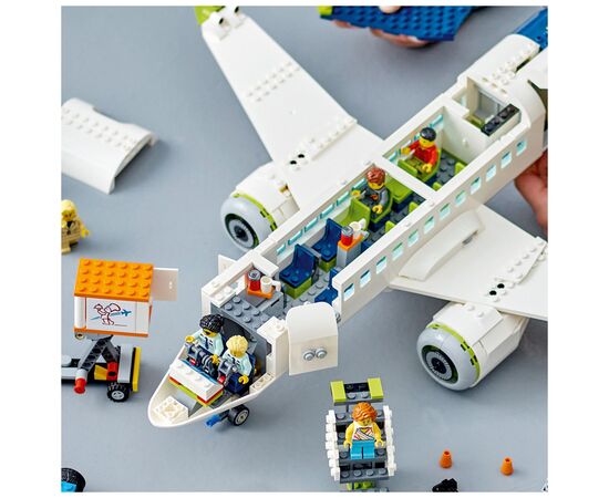 Конструктор LEGO City Пассажирский самолет 913 деталей (60367), изображение 8 Конструктор LEGO City Пассажирский самолет 913 деталей (60367), изображение 8