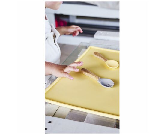 Набор детской посуды MinikOiOi Dig In ложка и вилка силиконовая Mellow Yellow (101060059), изображение 4 Набор детской посуды MinikOiOi Dig In ложка и вилка силиконовая Mellow Yellow (101060059), изображение 4