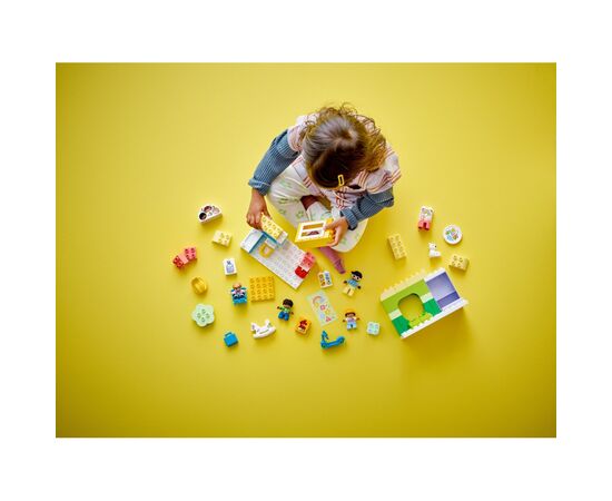 Конструктор LEGO DUPLO Будні в дитячому садку 67 деталей (10992), зображення 2 Конструктор LEGO DUPLO Будні в дитячому садку 67 деталей (10992), зображення 2