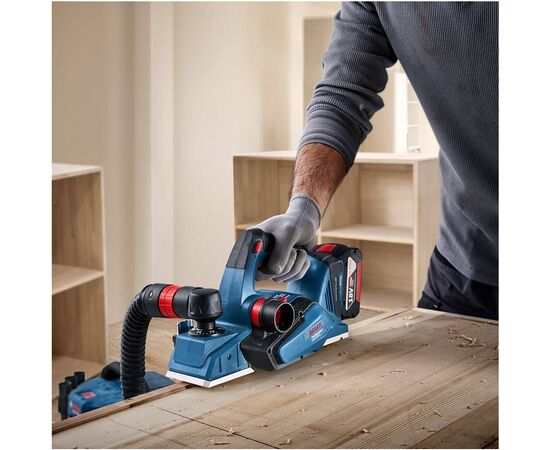 Электрорубанок Bosch GHO 185-LI, 18В, 82мм, строгание до 2.6мм, паз до 9мм (без АКБ и ЗУ) (0.601.5B5.021), изображение 4 Электрорубанок Bosch GHO 185-LI, 18В, 82мм, строгание до 2.6мм, паз до 9мм (без АКБ и ЗУ) (0.601.5B5.021), изображение 4