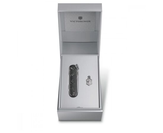 Нож Victorinox Classic SD Brilliant Carbon + брелок-лого (0.6221.90), изображение 7 Нож Victorinox Classic SD Brilliant Carbon + брелок-лого (0.6221.90), изображение 7