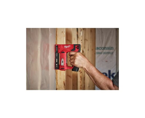 Степлер строительный Milwaukee M12 BST-0 (без АКБ и ЗУ) (4933459634), изображение 2 Степлер строительный Milwaukee M12 BST-0 (без АКБ и ЗУ) (4933459634), изображение 2
