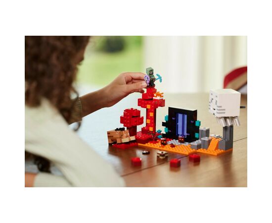 Конструктор LEGO Minecraft Засада у портала в Нижний мир 352 деталей (21255), изображение 11 Конструктор LEGO Minecraft Засада у портала в Нижний мир 352 деталей (21255), изображение 11