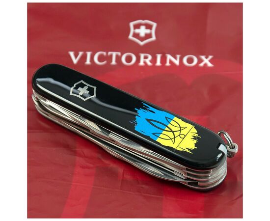 Ніж Victorinox Huntsman Ukraine 91 мм Чорний Тризуб фігурний на тлі прапора (1.3713.3_T1026u), зображення 2