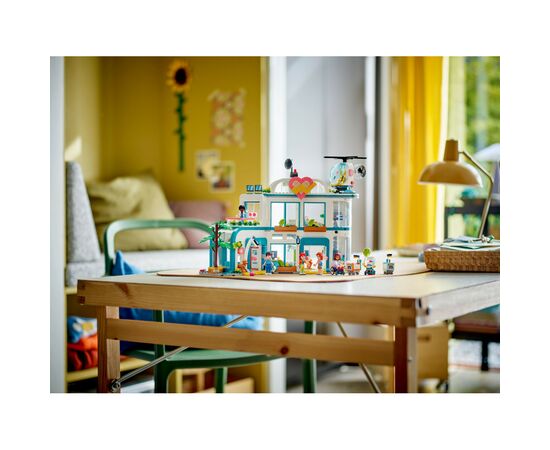 Конструктор LEGO Friends Больница в Хартлейк-Сити 1045 деталей (42621), изображение 10 Конструктор LEGO Friends Больница в Хартлейк-Сити 1045 деталей (42621), изображение 10