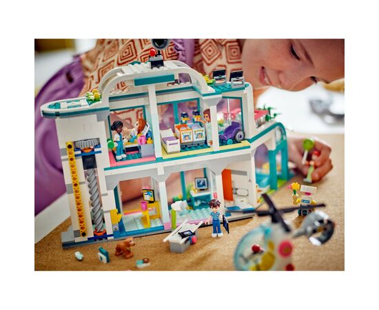Конструктор LEGO Friends Больница в Хартлейк-Сити 1045 деталей (42621), изображение 11 Конструктор LEGO Friends Больница в Хартлейк-Сити 1045 деталей (42621), изображение 11