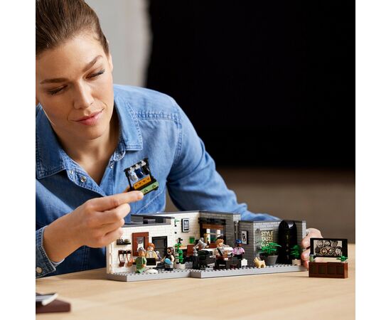 Конструктор LEGO Icons Queer Eye — лофт «Великолепной пятерки» 974 детали (10291-), изображение 2 Конструктор LEGO Icons Queer Eye — лофт «Великолепной пятерки» 974 детали (10291-), изображение 2