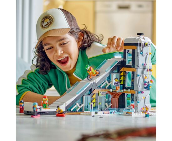 Конструктор LEGO City Горнолыжный и скалолазный центр 1045 деталей (60366), изображение 11 Конструктор LEGO City Горнолыжный и скалолазный центр 1045 деталей (60366), изображение 11