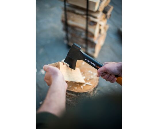 Топор Fiskars X7 35.4см, 640г (1015618), изображение 2 Топор Fiskars X7 35.4см, 640г (1015618), изображение 2