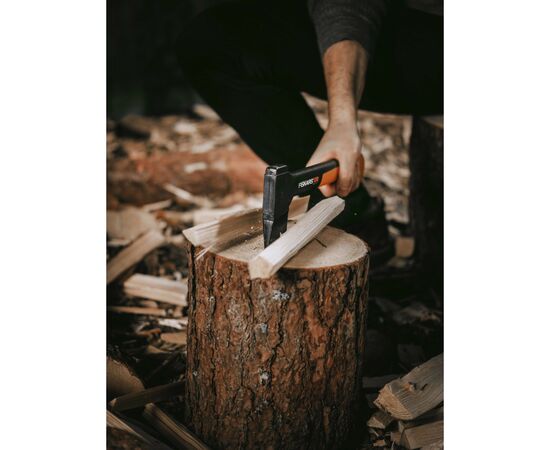 Топор Fiskars X7 35.4см, 640г (1015618), изображение 8 Топор Fiskars X7 35.4см, 640г (1015618), изображение 8