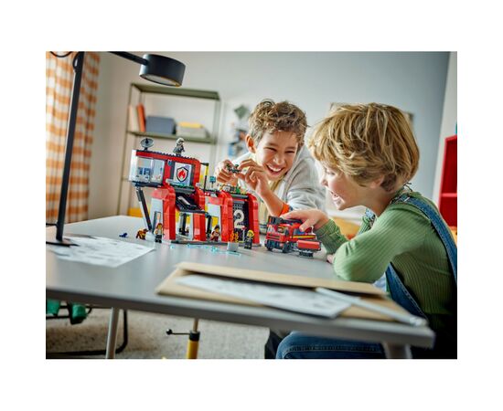 Конструктор LEGO City Пожарное депо с пожарной машиной 843 деталей (60414), изображение 9 Конструктор LEGO City Пожарное депо с пожарной машиной 843 деталей (60414), изображение 9